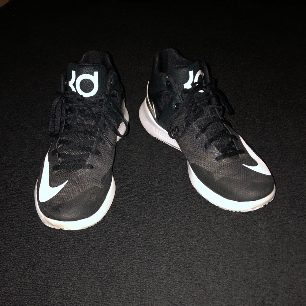 NIKE Zoom KD. Size 9/8.5, Black/white color. Basketball shoes.